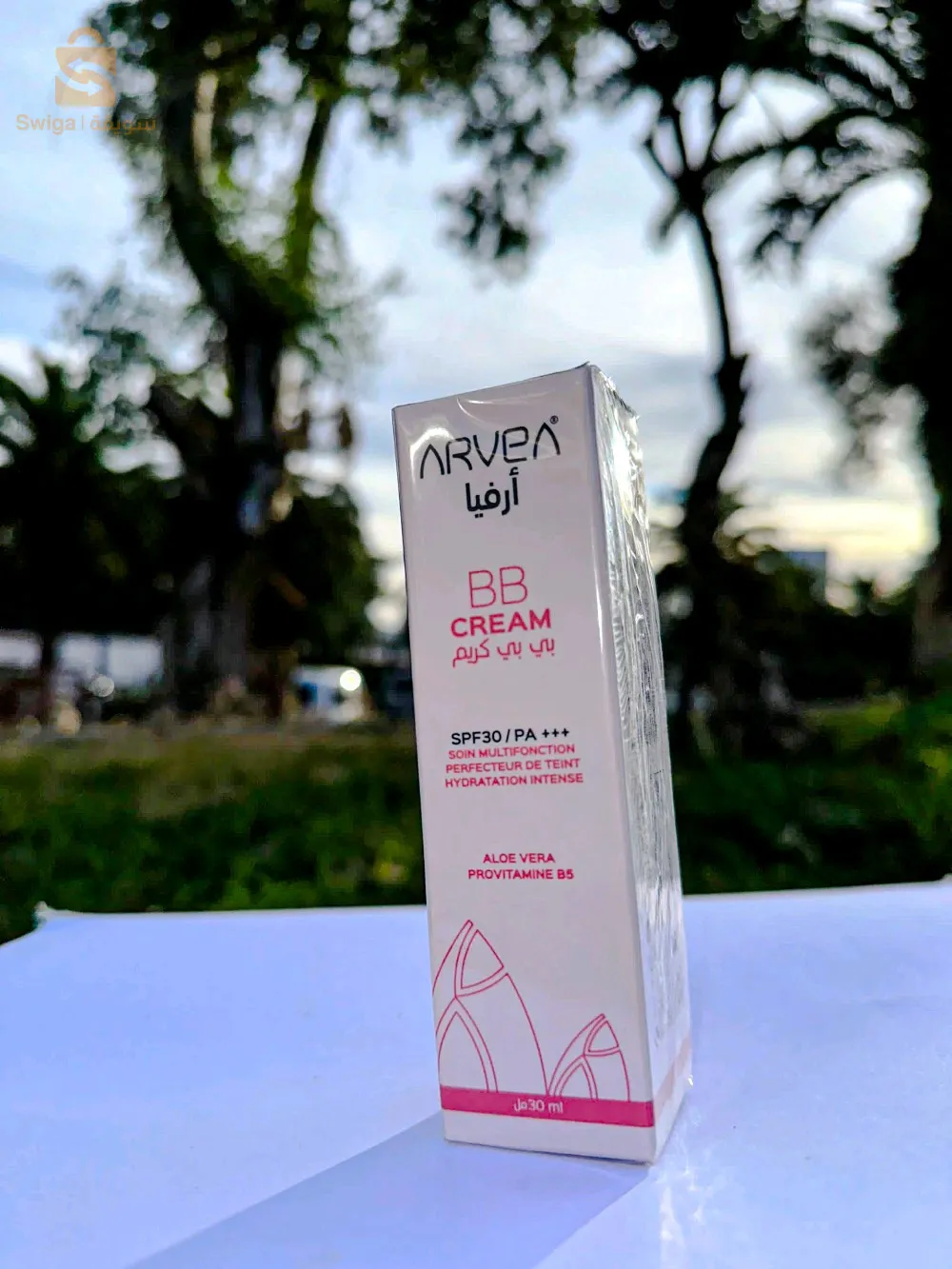 كريم عناية متعدد الوظائف يوحد اللون و يغطي العيوب ملمس كريمي و مريح.
للبشرة الجافة و الحساسة، طبقي بي بي كريم بضع دقائق بعد روتين إيدرا ديب المناسب