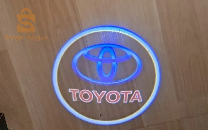 علبة تحتوي علي زوج لوقو logos voitures