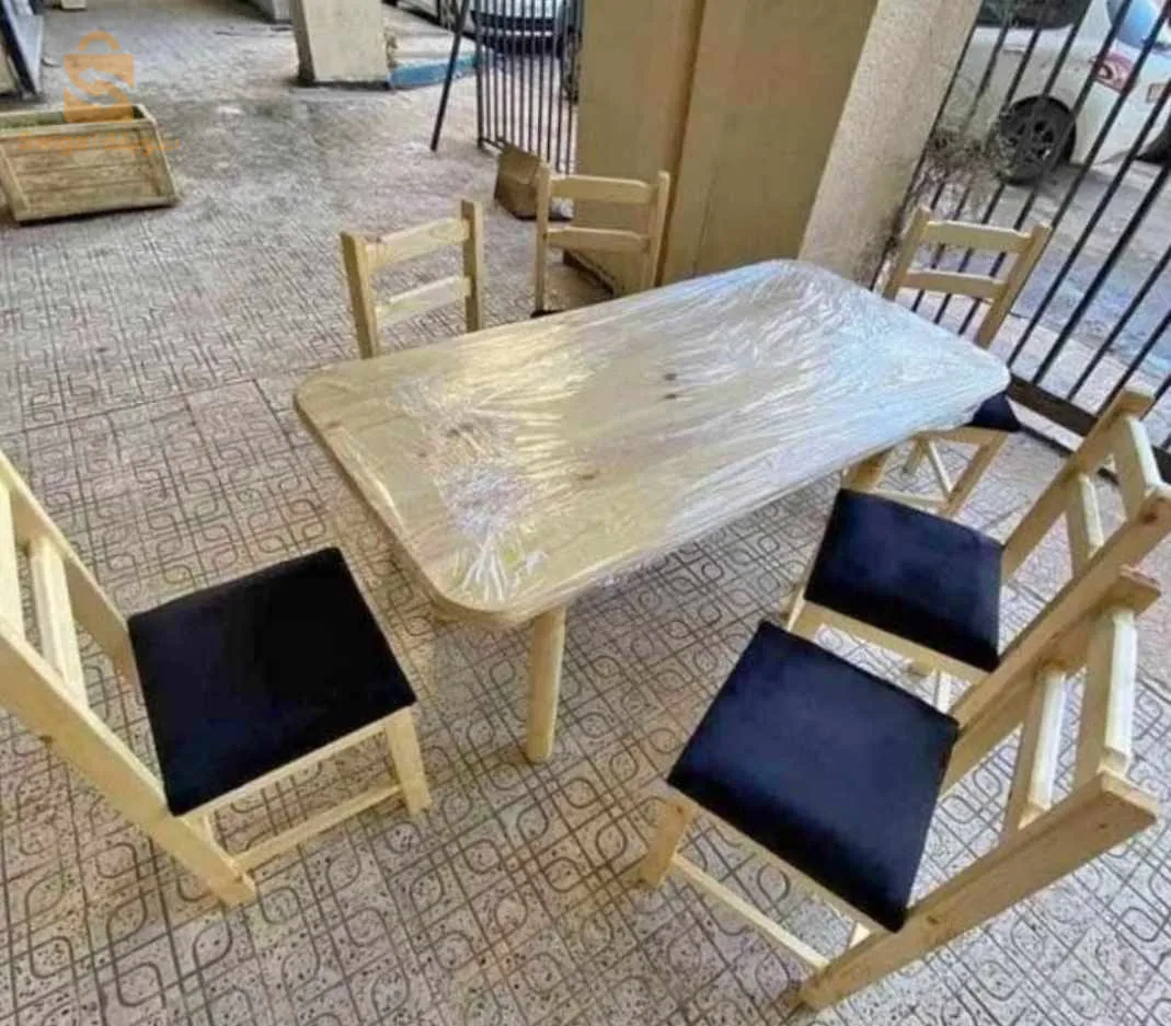 كراسي وطاولات خشب أحمر