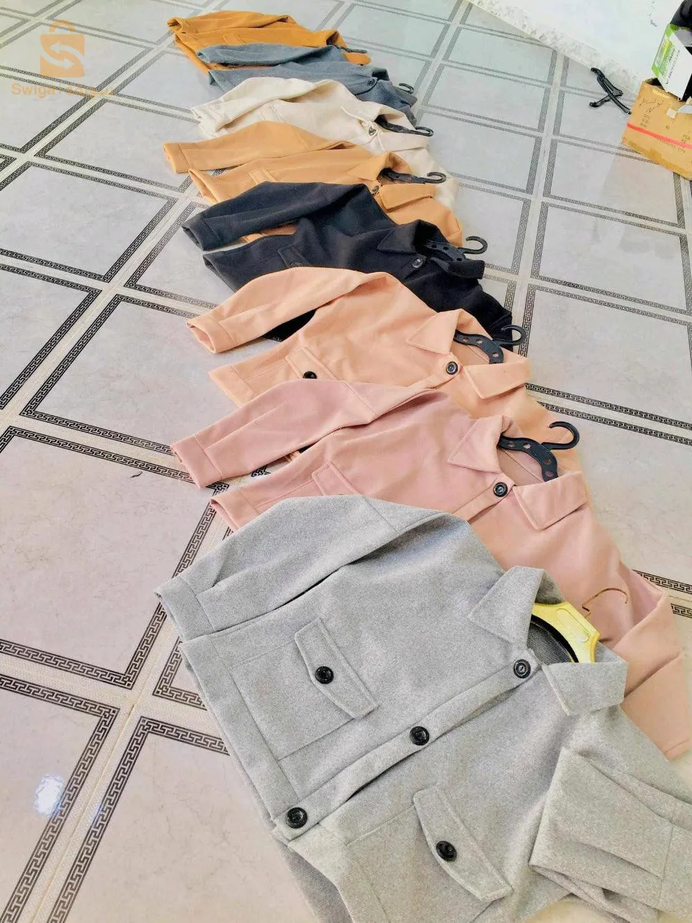 ملابس نساء متنوعة