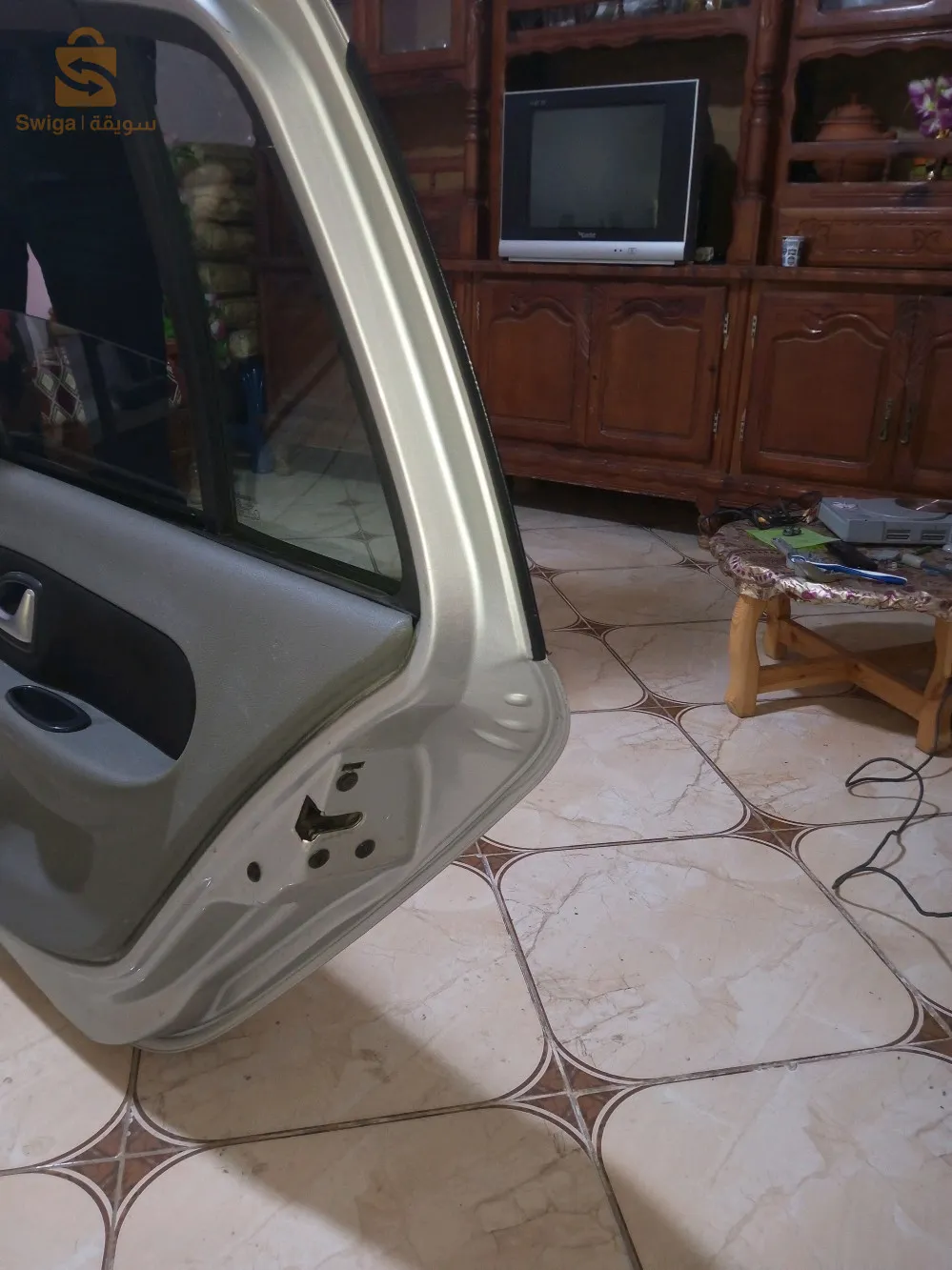 باب سيمبول لاتوت فيه ضربة خفيفة