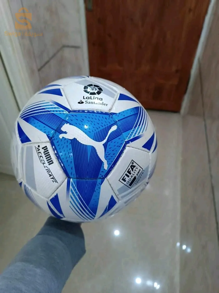 كرة قدم مثقوبة