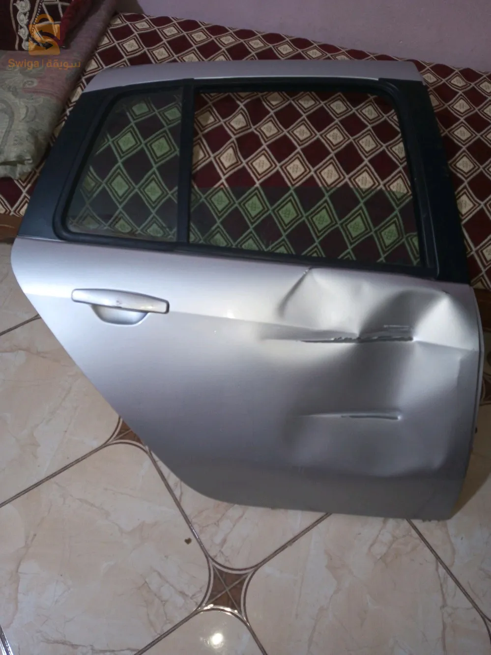 باب سيمبول لاتوت فيه ضربة خفيفة