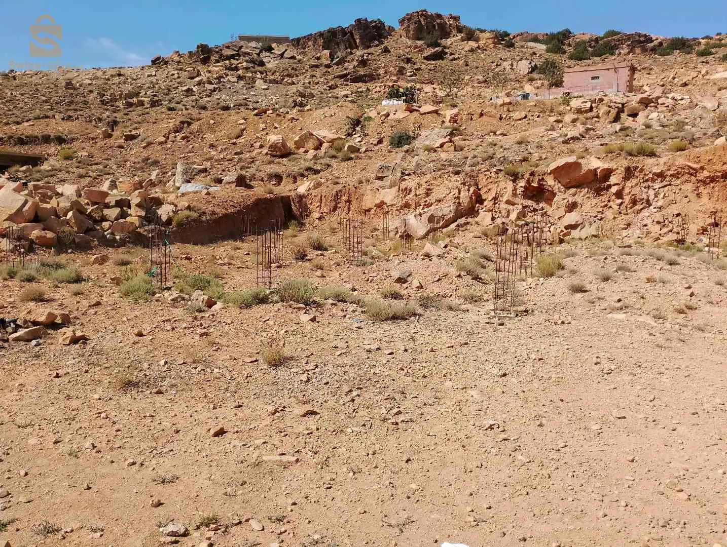 أرض صالحة للبناء في اريس دشرة إنركب تحتوي على 20 فيش بوطو عقد عرفي .