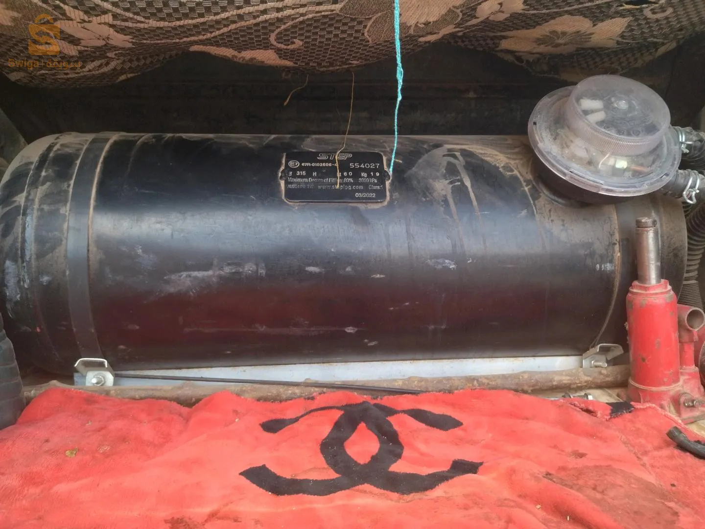 قارورة غاز جديدة للسيارات ذو سعة 60 لتر مع اكسسواراتها.