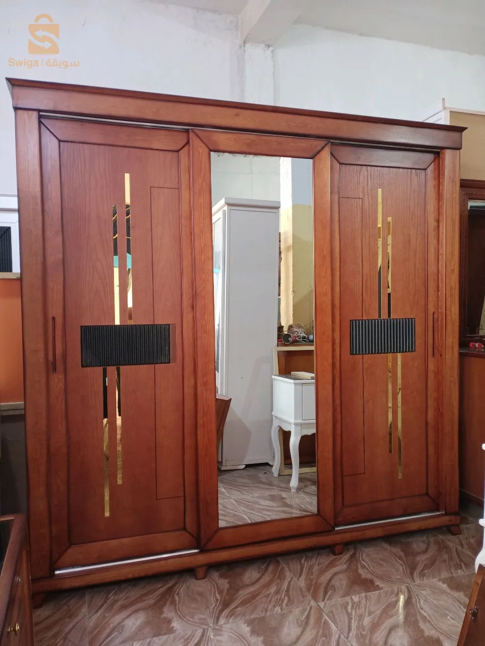 خزانة خشب أحمر نوعية جيدة