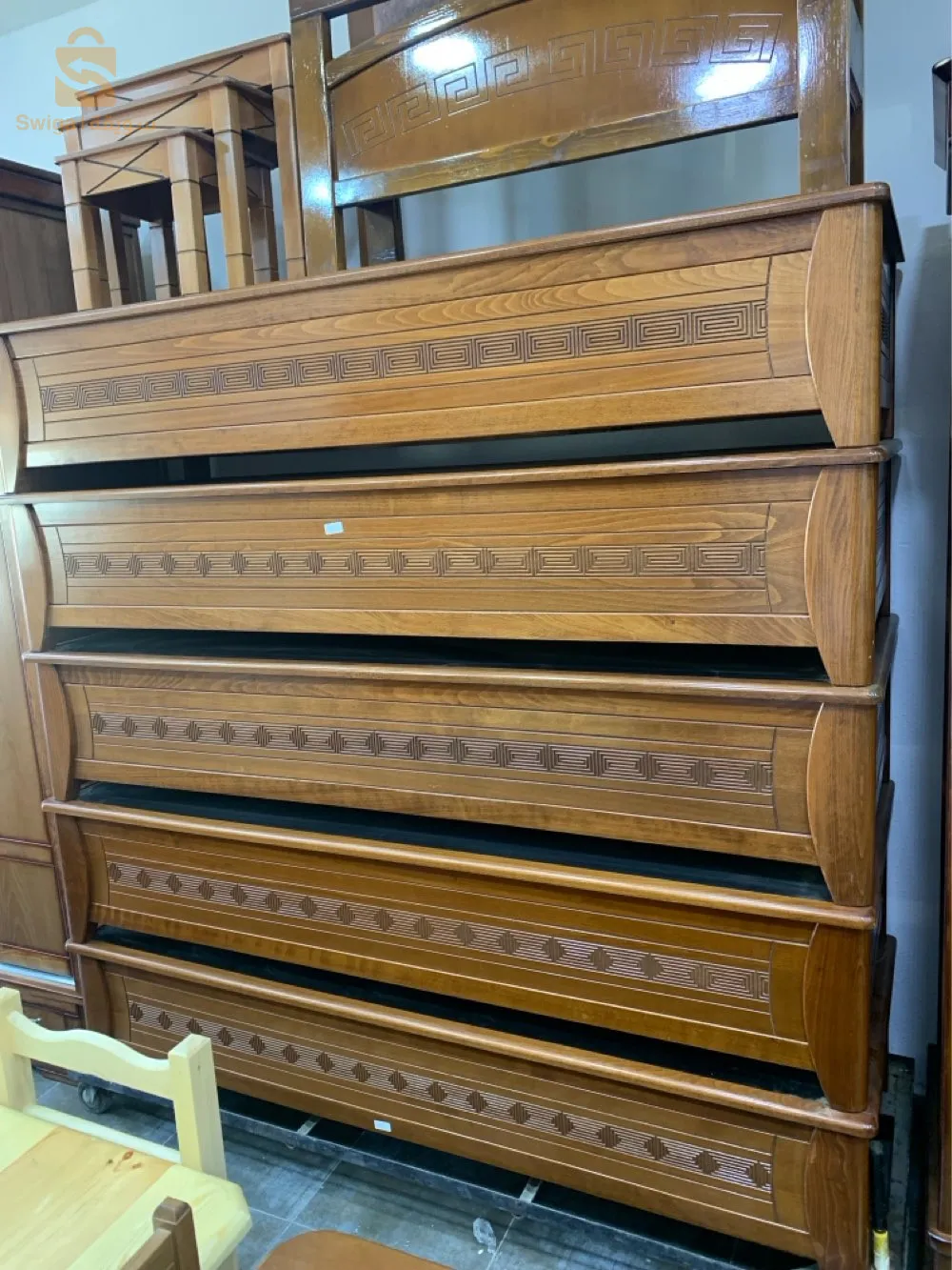 table bois hetre : 28000
canape bois hetre : 19500
canape bois rouge : 12800
comode bois hetre : 35500