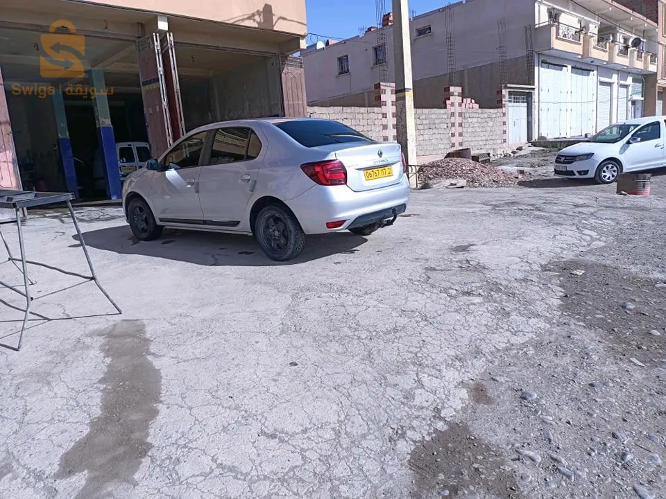 سيارة نظيفة بزاف 00 توش فيها افروا صغيرة فلكابو موضحة فالصورة