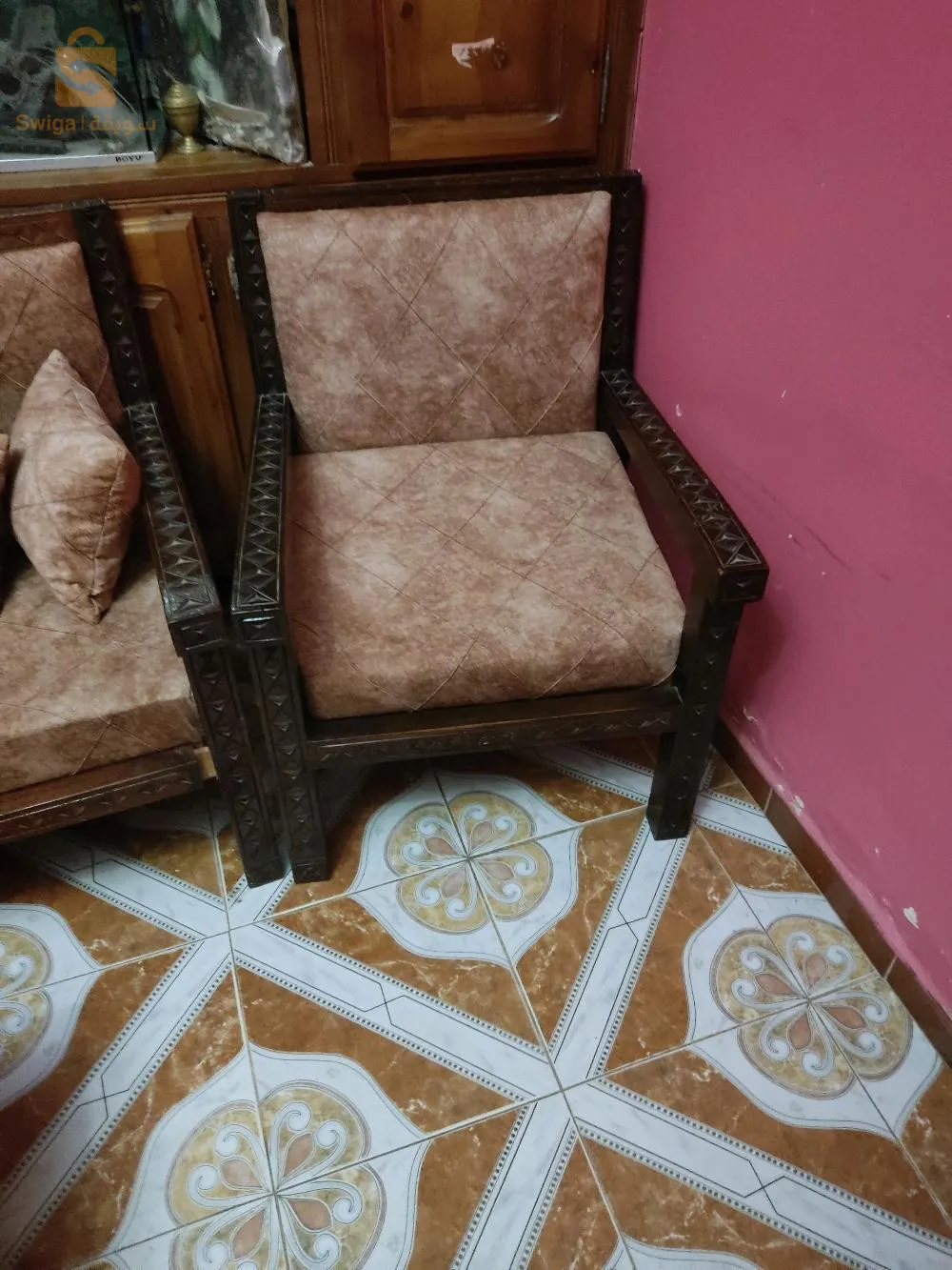 أريكة مع كراسي و طاولة