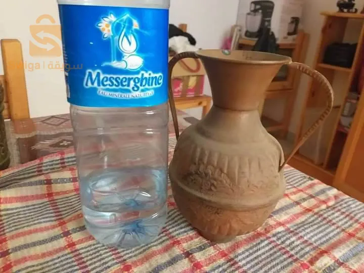 deux vases en cuivre et une cafetière  en cuivre
