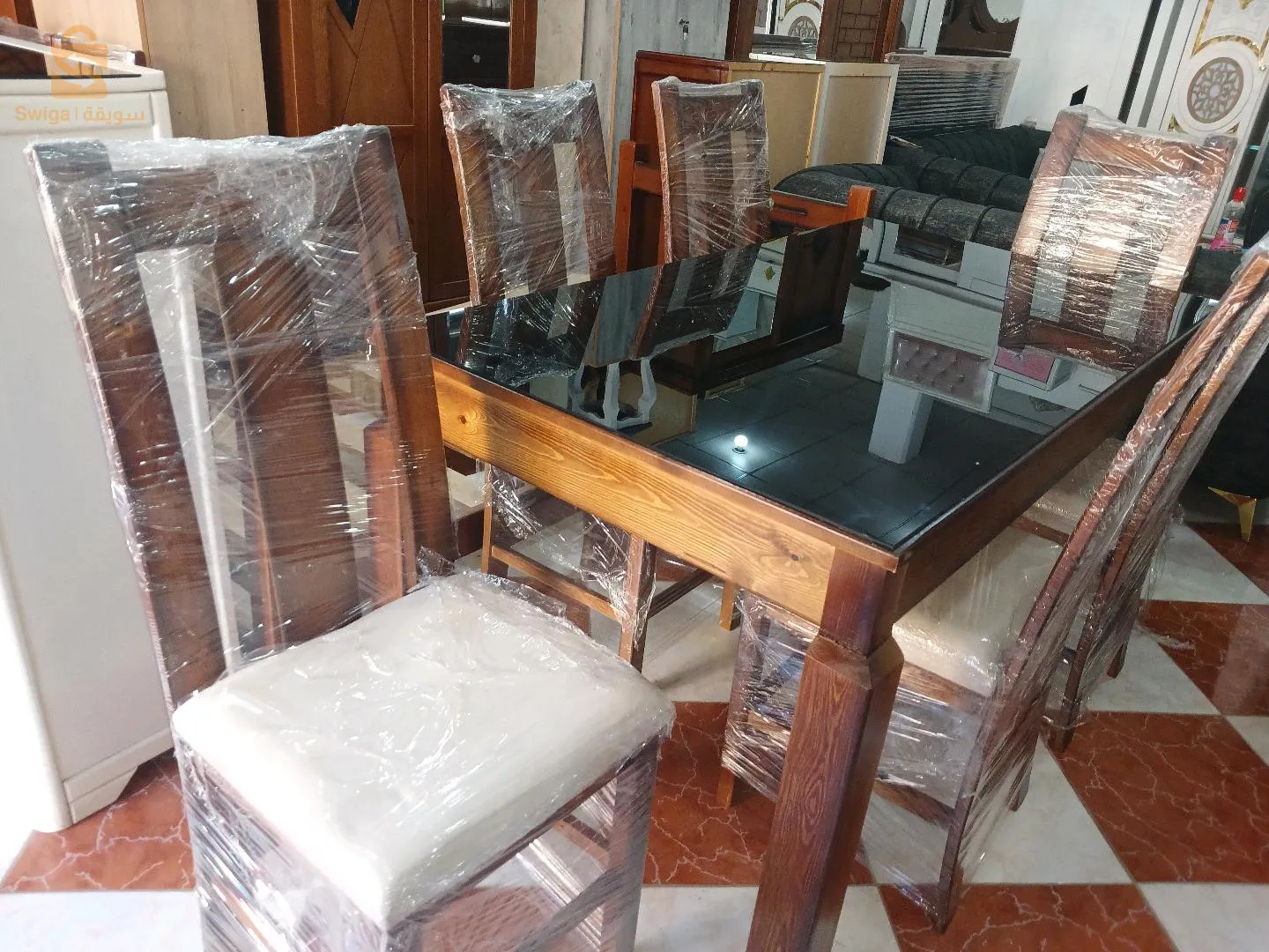 طاولة ست كراسي وثمانية كراسي