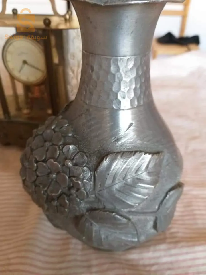 vase en  étain  signé  l bessa