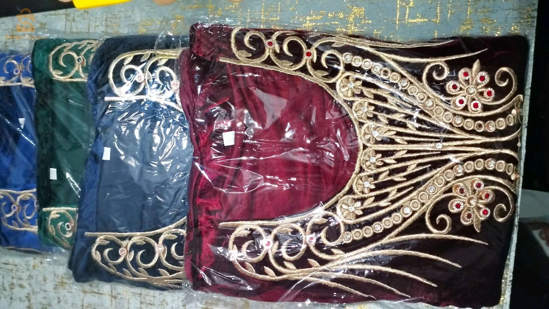 جبة قطيفة حاجة شابة