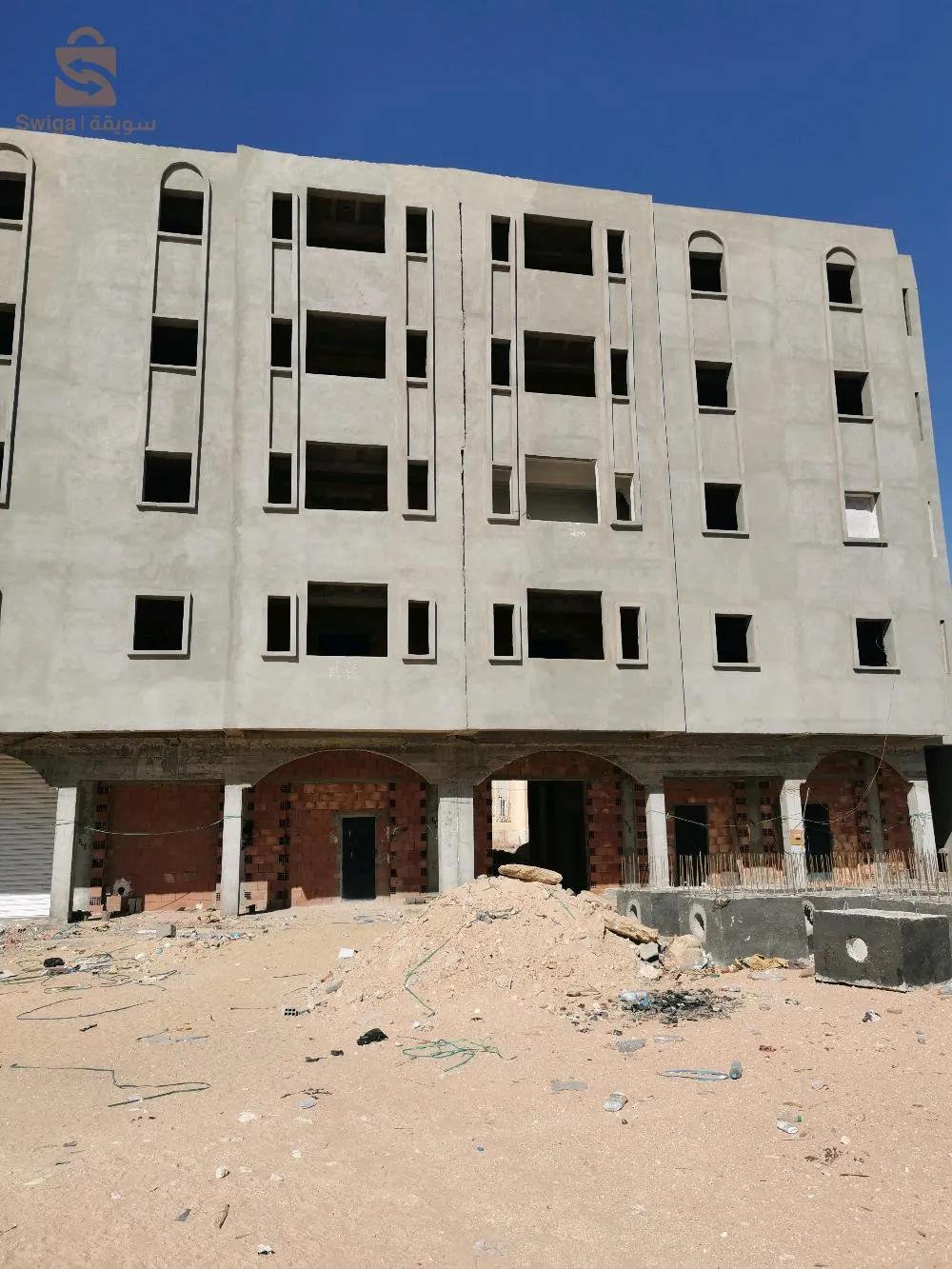 شقةF3  نصف منتهية الأشغال بمساحة   82m²