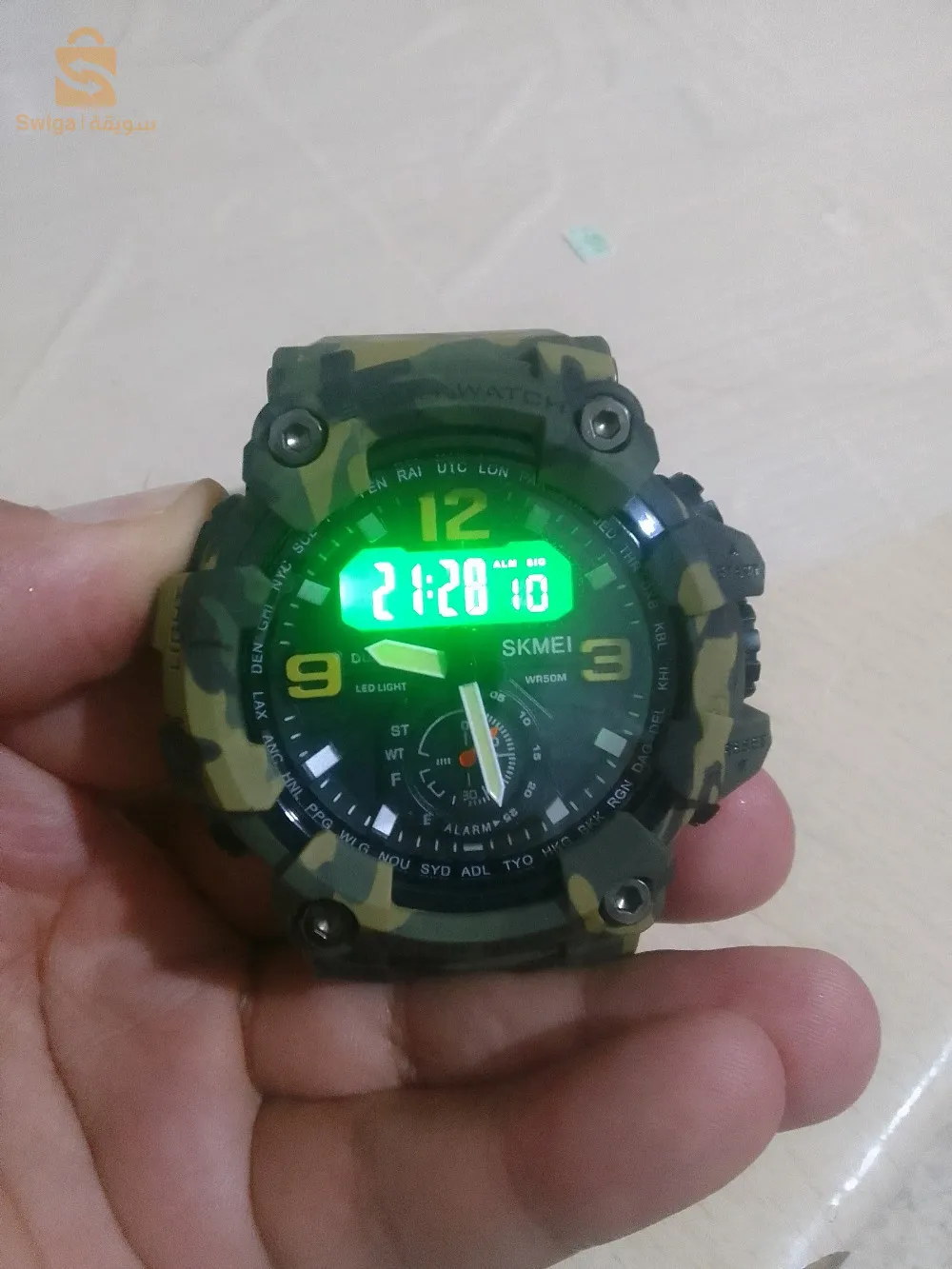 ساعة عسكرية حاجة شابة