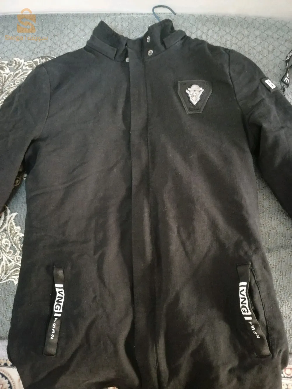 Vesste avec capuche  Noire