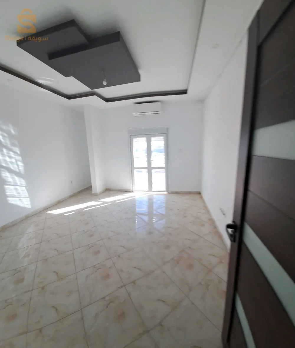 شقة ف3 للكراء الطابق الثاني في إقامة في طريق وهران  chauffage central,  climatisation chaque chambre,  cuisine équipée...avec une cour