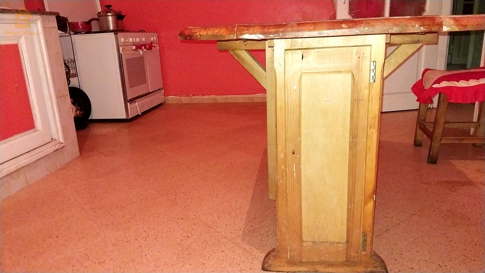 Table neuve sans chaises à vendre, son plateau est 100% original