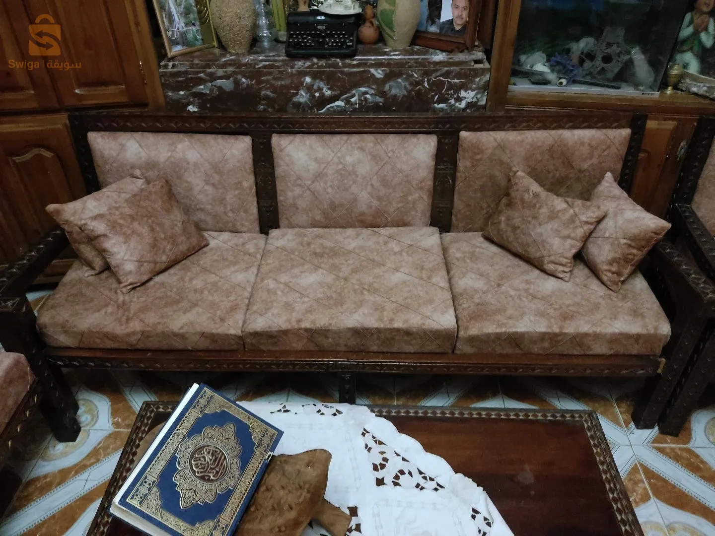 أريكة مع كراسي و طاولة