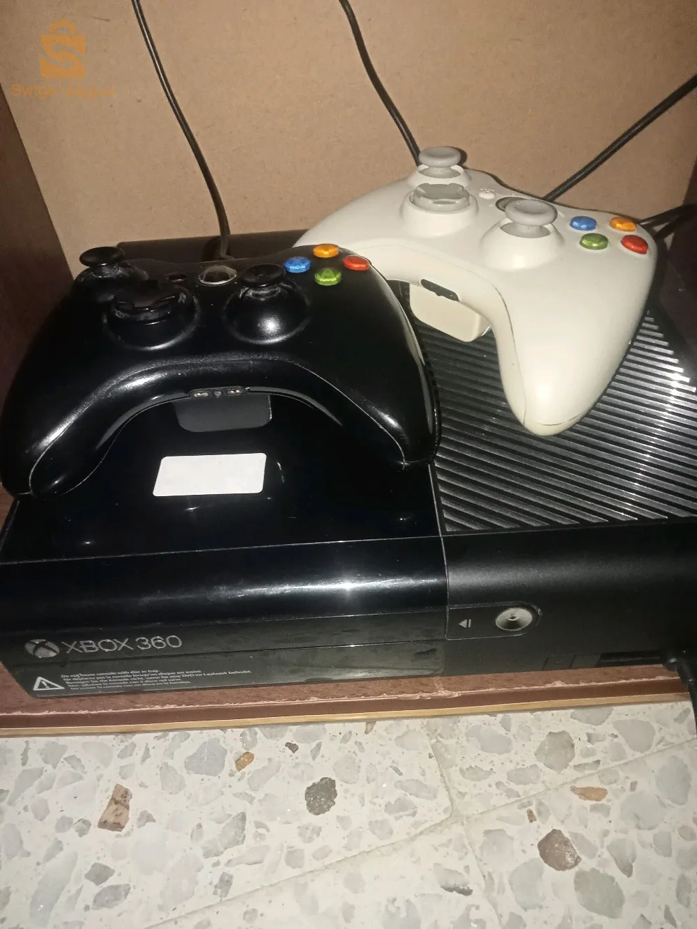 Xbox neuve avec tous les accessoires et deux mains usagées