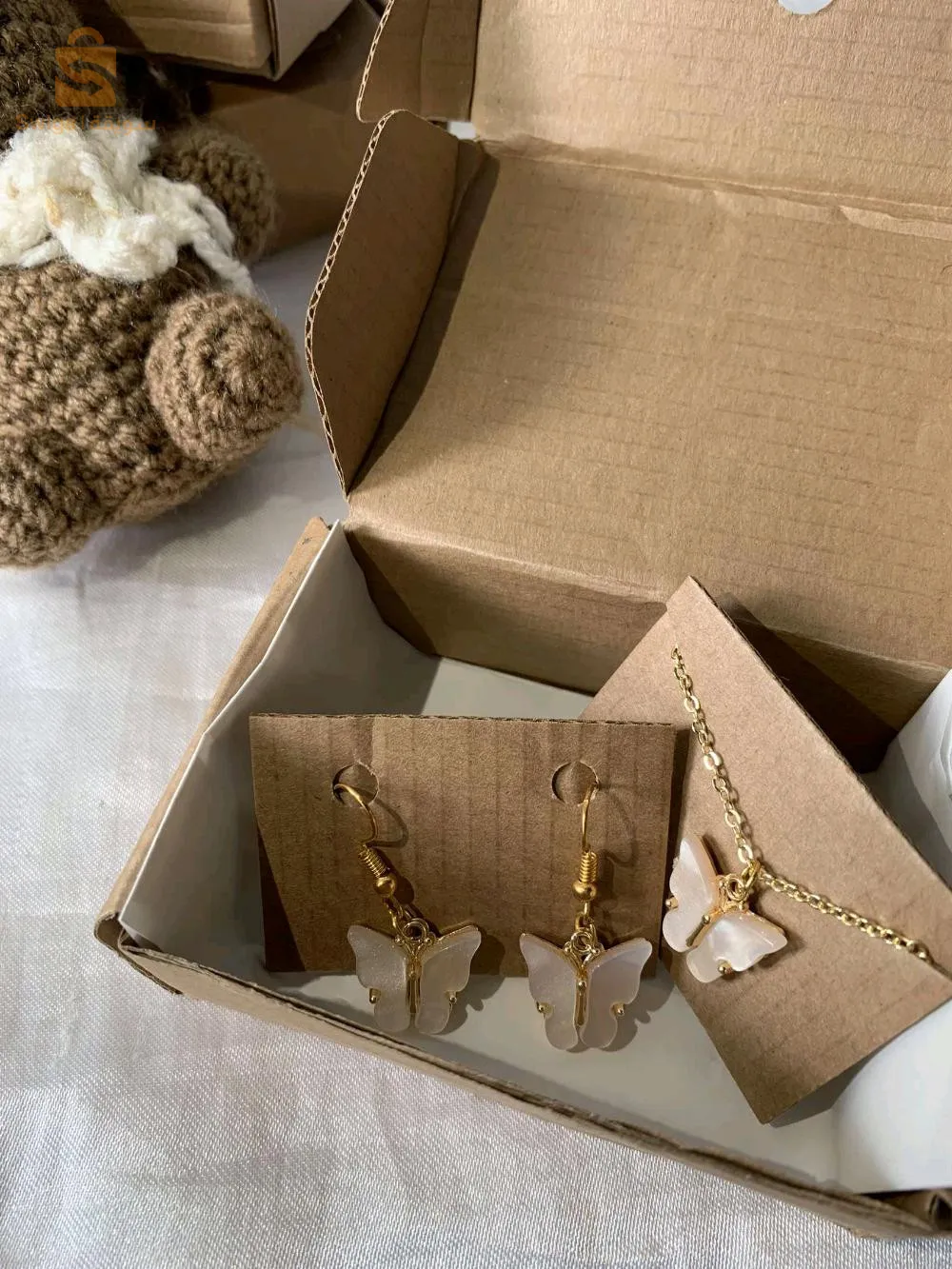 box Cadeau pour femme colis + boucles d'oreilles papillon en d'or