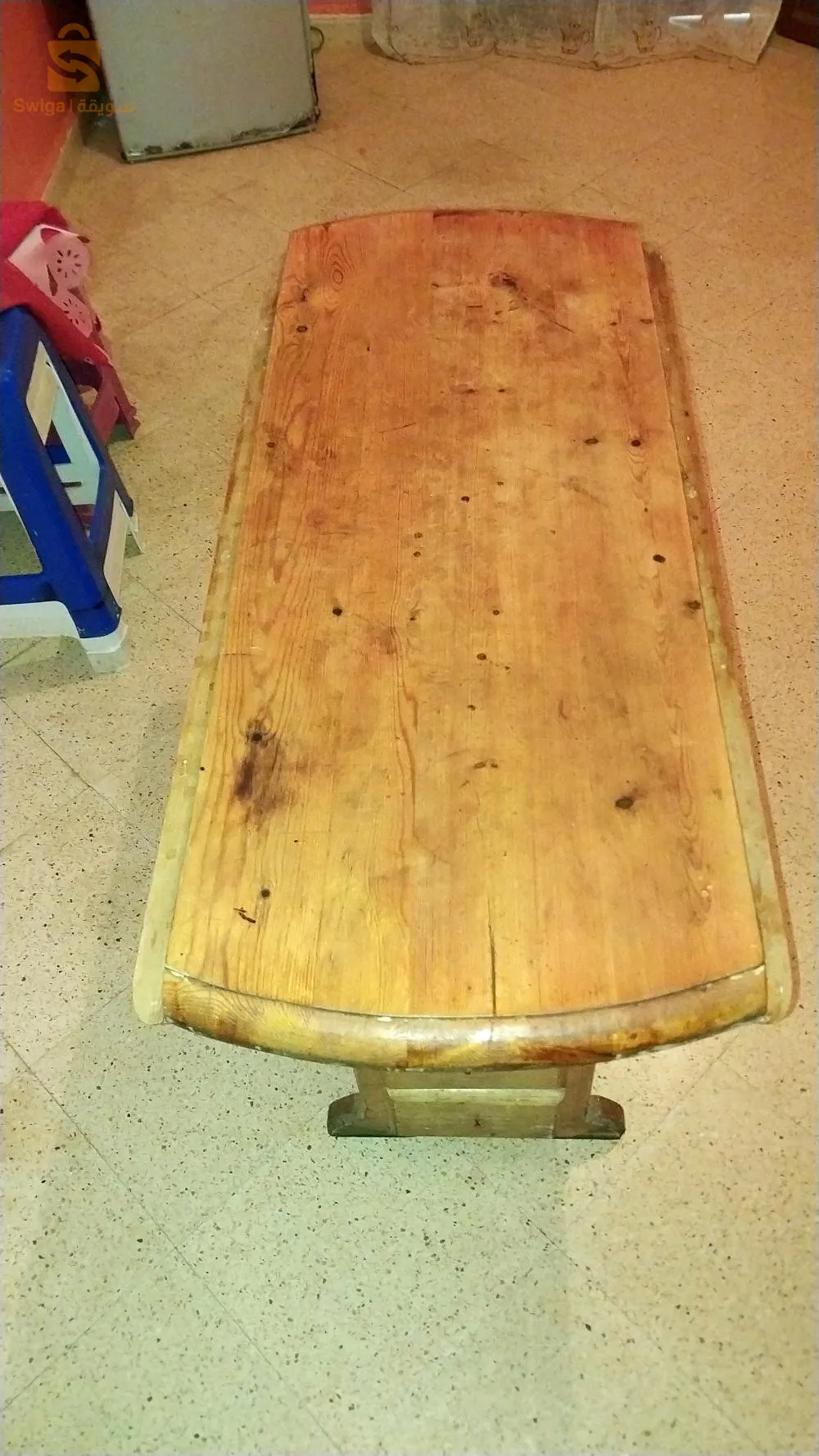 Table neuve sans chaises à vendre, son plateau est 100% original