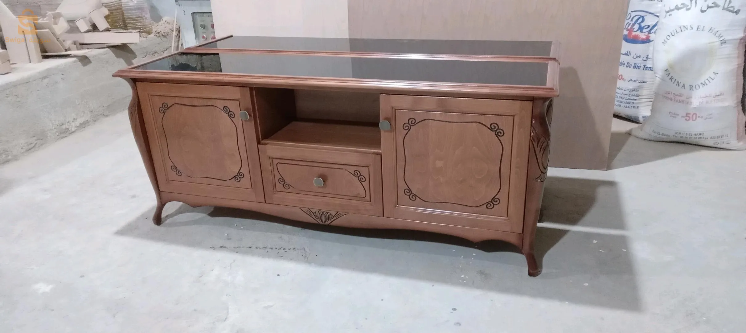 طاولة تلفزيون