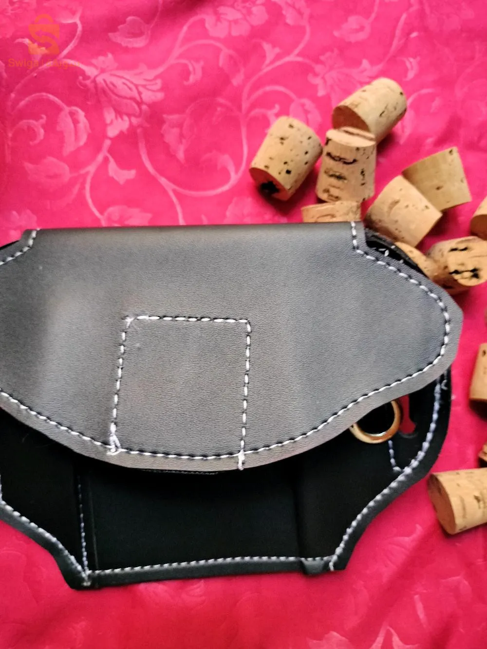 حامل الهاتف النقال في الحزام لكل انواع الهواتف المحمولة الجديدة يسهل ويساعد في حمل الهاتف النقال في من النوع الرفيع التوصيل مضمون ومتوفر لمكانك للإتصال والإستفسار 0542664867