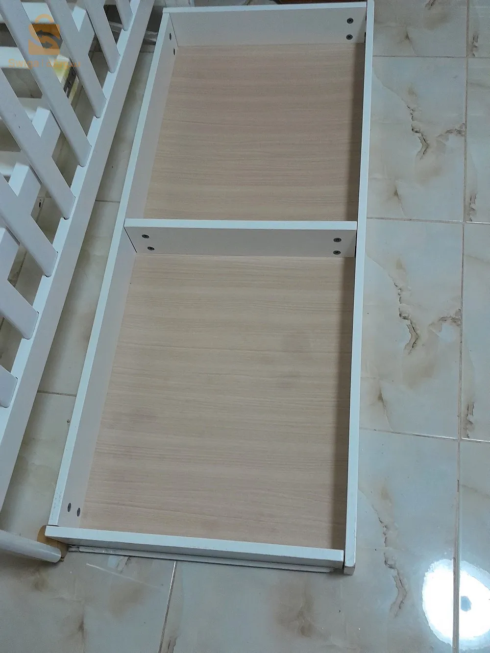 سرير اطفال مستعمل لكن في حالة جيدة فيه خدش بسيط.