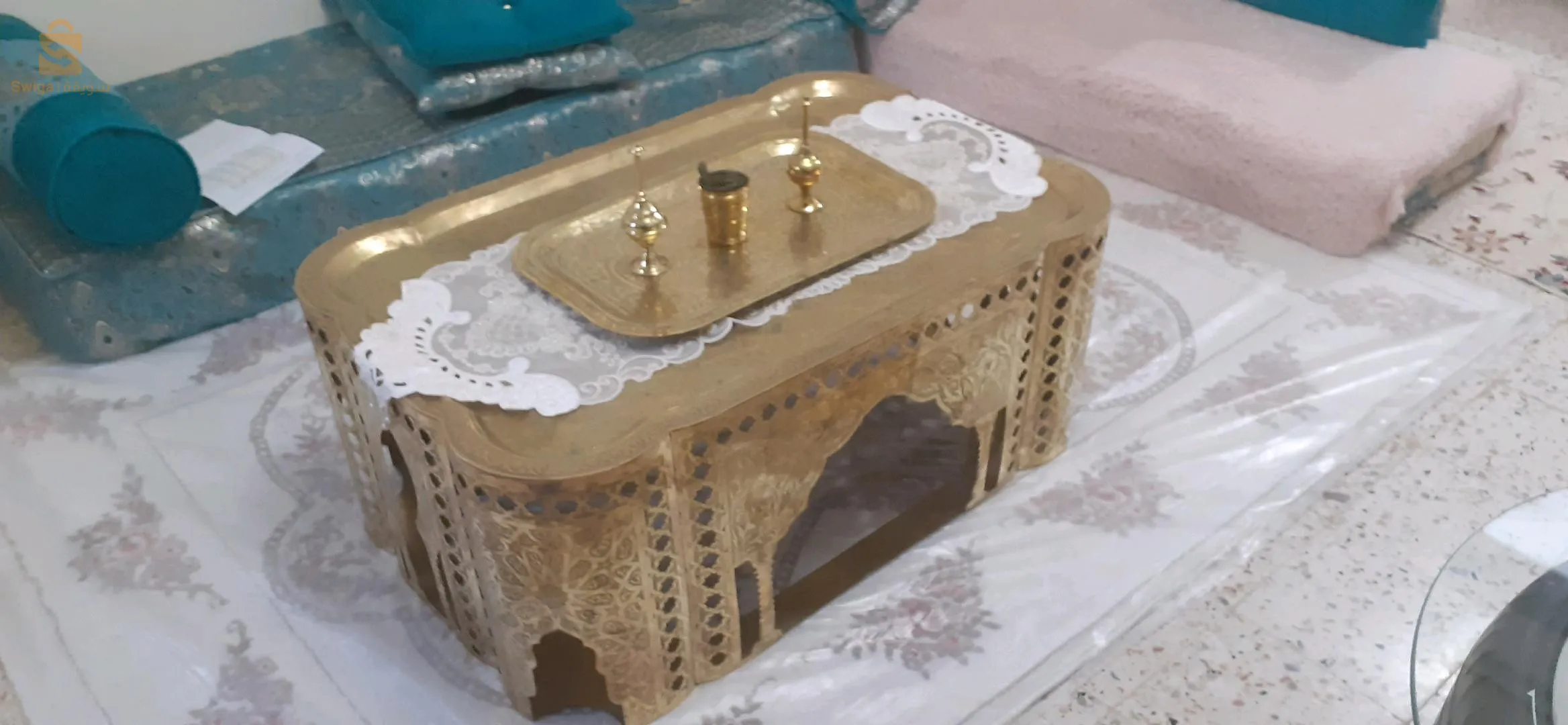 طاولة نحاسية