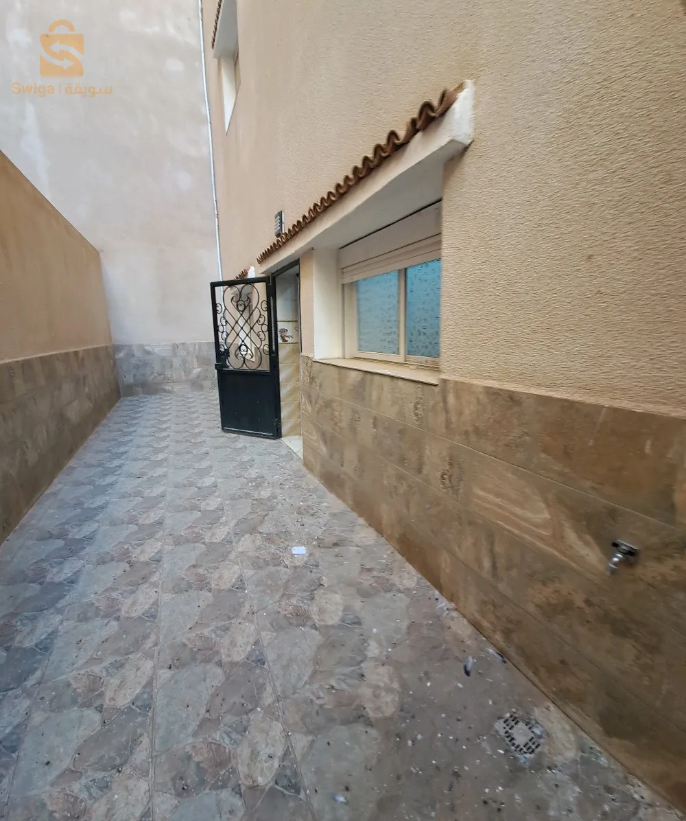 شقة ف3 للكراء الطابق الثاني في إقامة في طريق وهران  chauffage central,  climatisation chaque chambre,  cuisine équipée...avec une cour