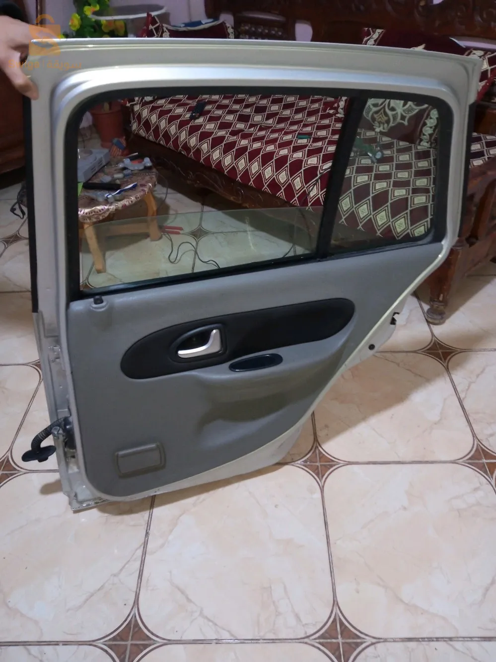 باب سيمبول لاتوت فيه ضربة خفيفة