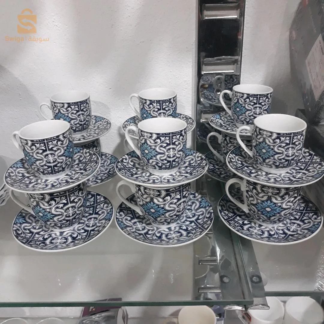 غرفية وفنجان مع الصحون الحاملة