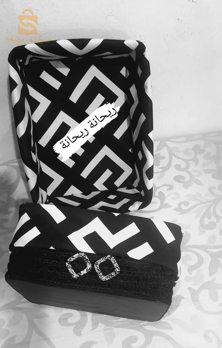 منظمات مع سلة من الخشب