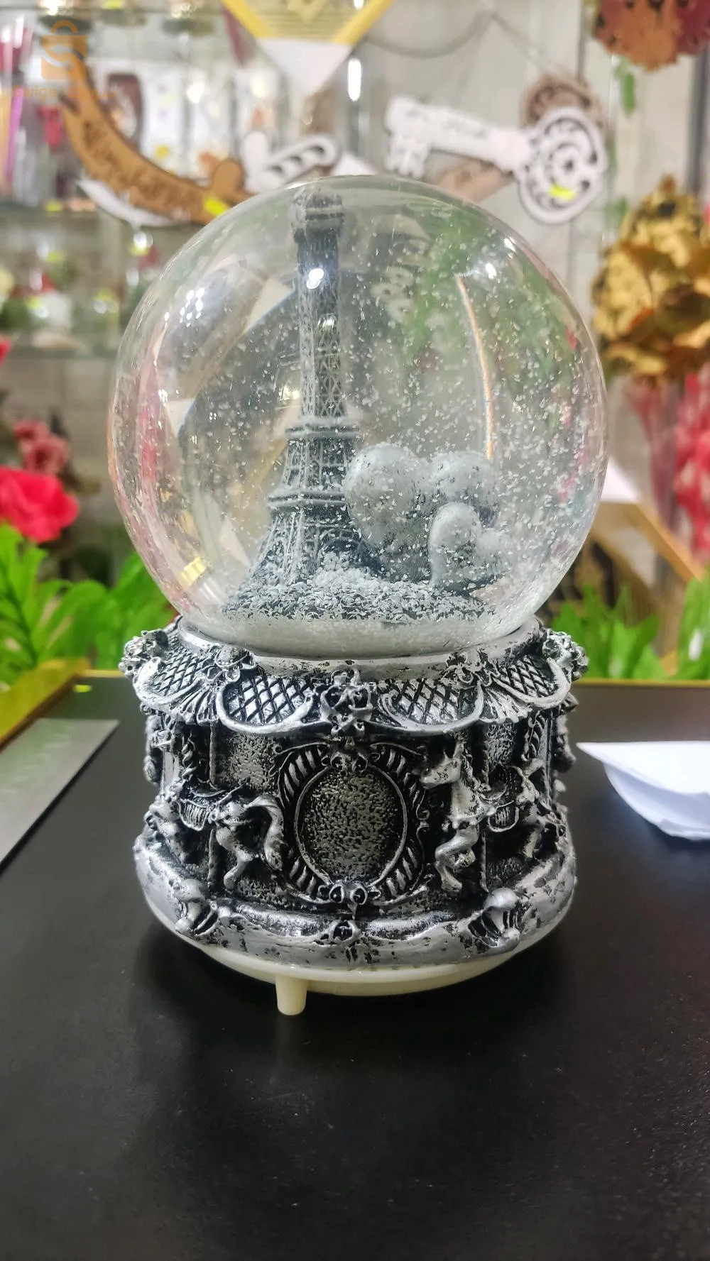 كرة الثلج tour Eiffel