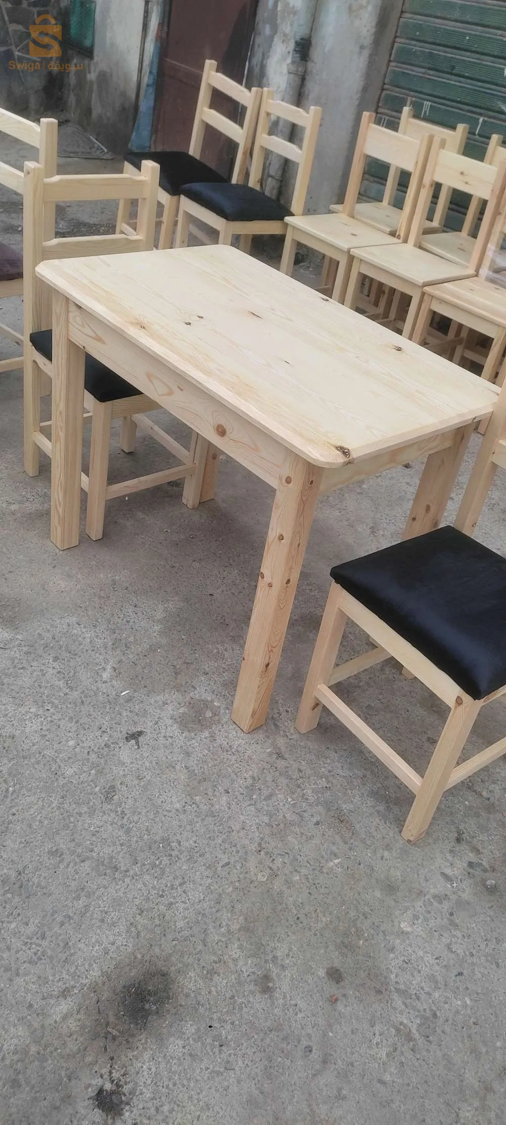 طاولات وكراسي