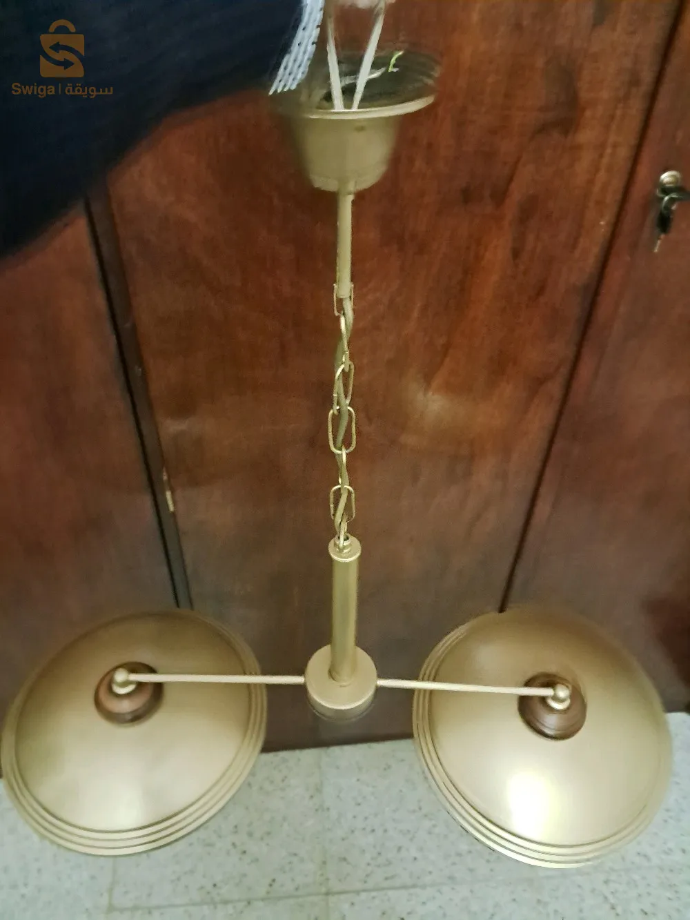 ثريا فاخرة من صنع فرنسي بعارضة مستقيمة من المعدن مصفح باللون الذهبي، مع قواعد لمبتين.