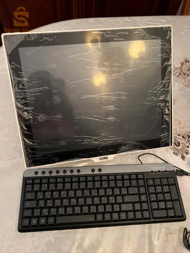 تجهيزات المطعم حالة جيدة جدا (خادمين شهرين فقط