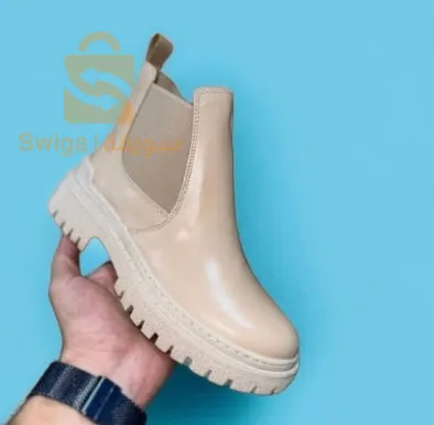 بوت نساءي عندنا لون باج واسود 37/40
