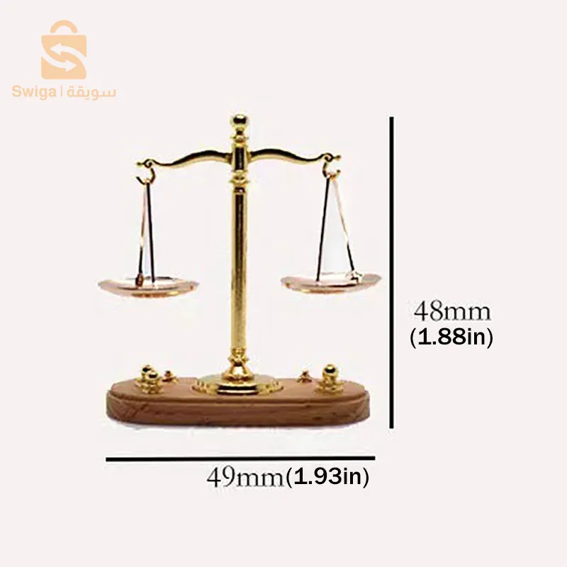 ميزان صغير من المعدن قد تكون هدية رائعة للمحامي أو تحفة فوق المكتب
