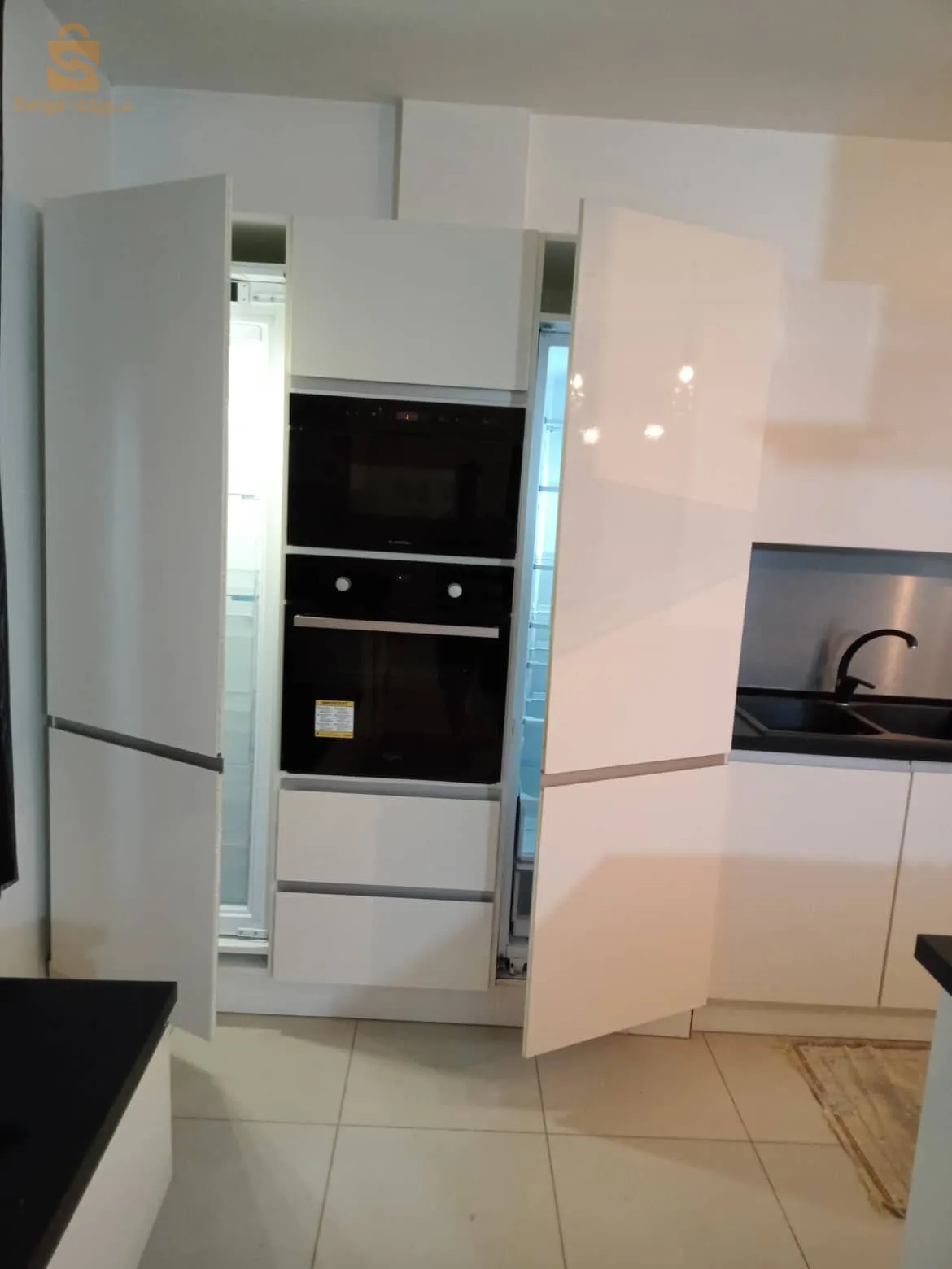 Particulier met en vente une villa r+3 située à hraoua ,superficie 250M² bâtis sur 200M²,a l'entrée de hraoua avec:
#Bache a eau
#grande et magnifique picine 
#11 chambres
#2 cuisines top
#2 salle de bain +7amam
#grande Terrasse 
#endroit calme et sécurisée impasse vidéophone 
Convient pour habitation ou société