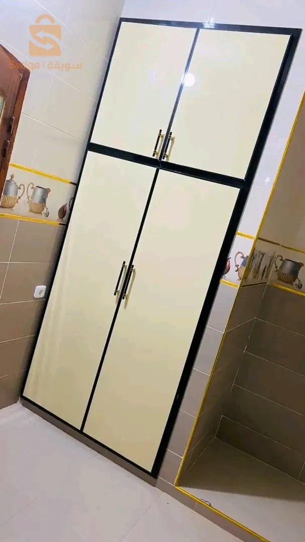 عامل نجارة لالمنيوم ومواد بلستيكي