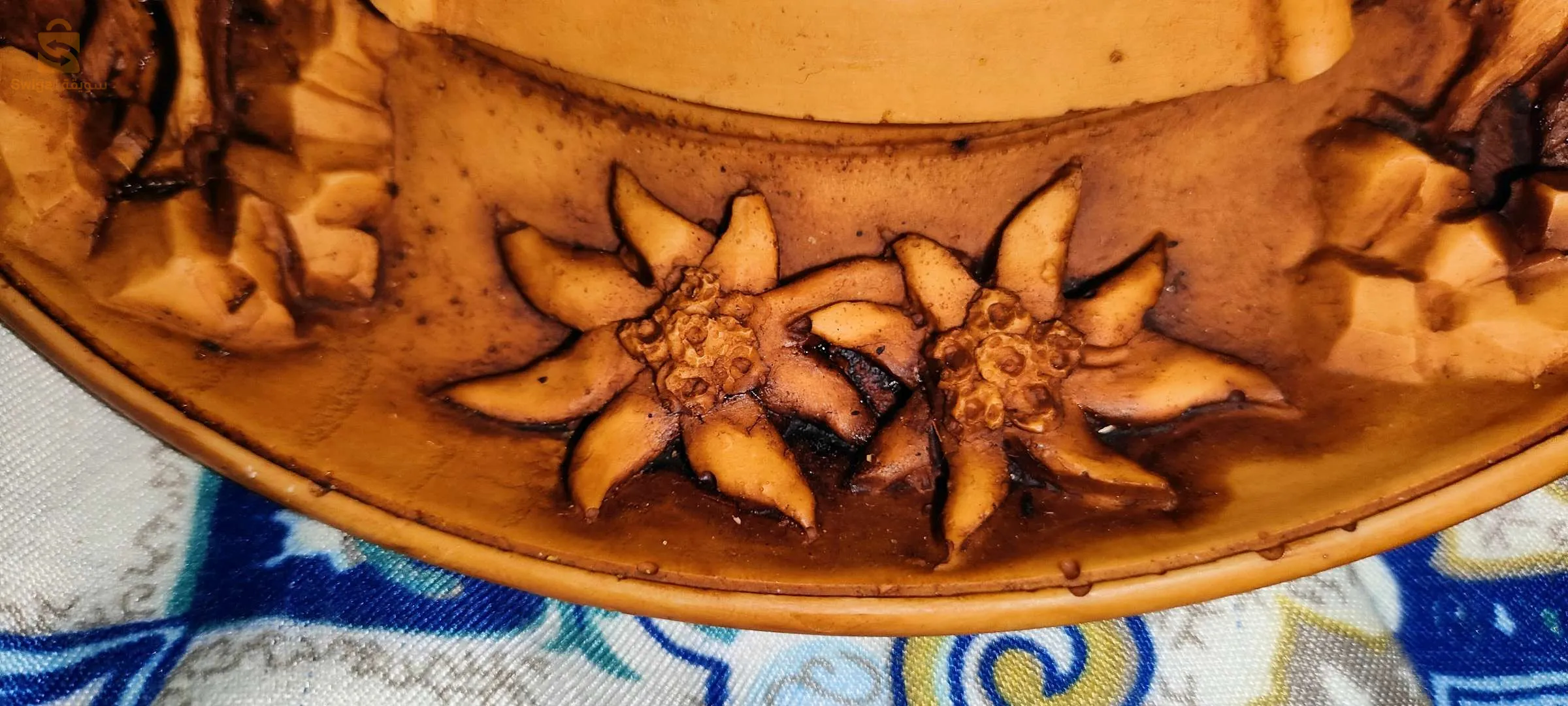 لوحات فنية على شكل دائرة 
'Deux tableaux artistiques en forme d'une assiette