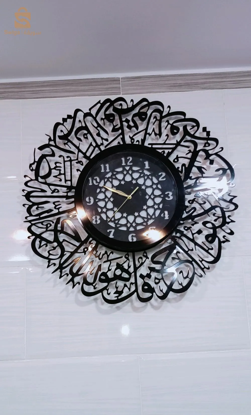 ساعة عصرية بمادة الاليكو بوند
