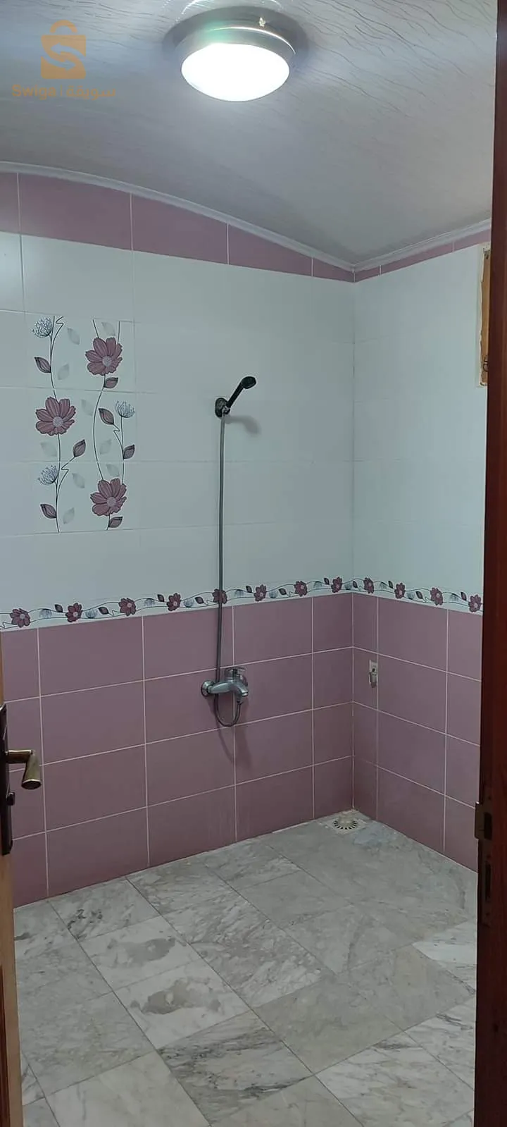 cite belhadje amar 
tanja (garita)
la maison a superficie de 155m²
1ier étage F4
2eme étage F3
rue de chausser 2 garrage
plus une cave la façade a une suerfici 10m
0794571817