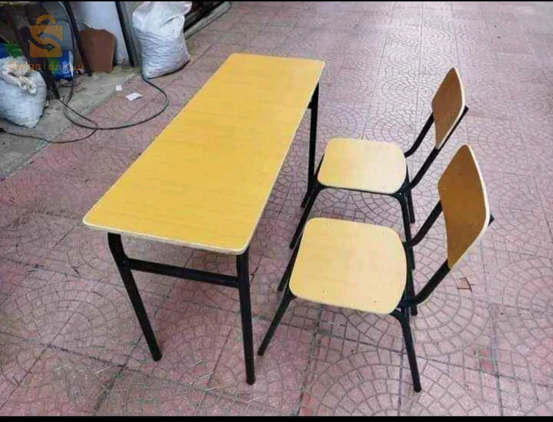 طاولة مدرسية