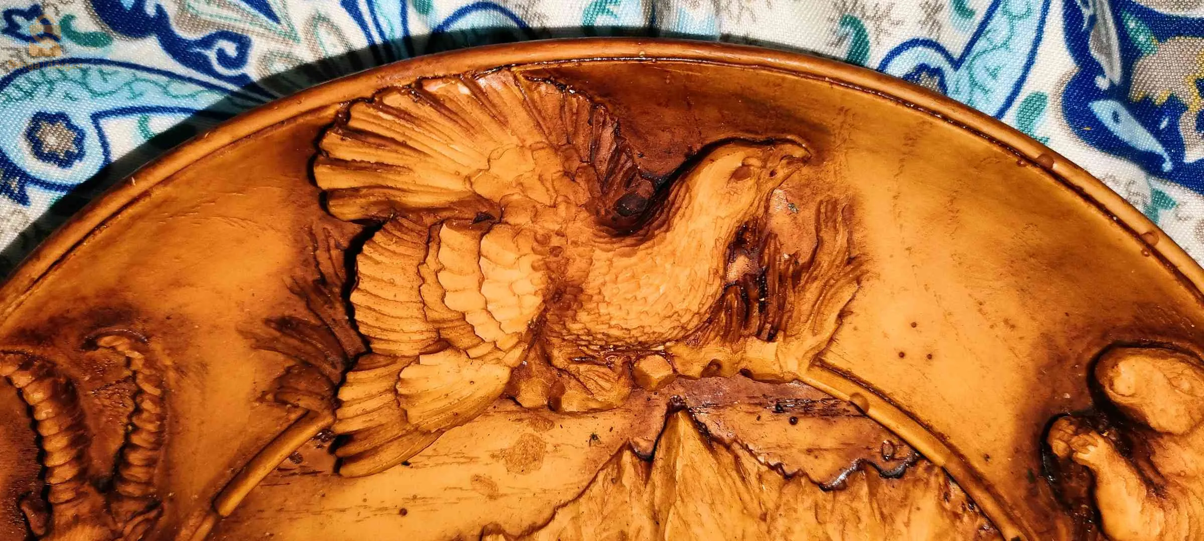 لوحات فنية على شكل دائرة 
'Deux tableaux artistiques en forme d'une assiette
