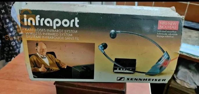 Une machine très ancienne en excellent état destinée aux religieux malentendants + une machine dédiée au chargement de tous types de batteries des petites aux grandes