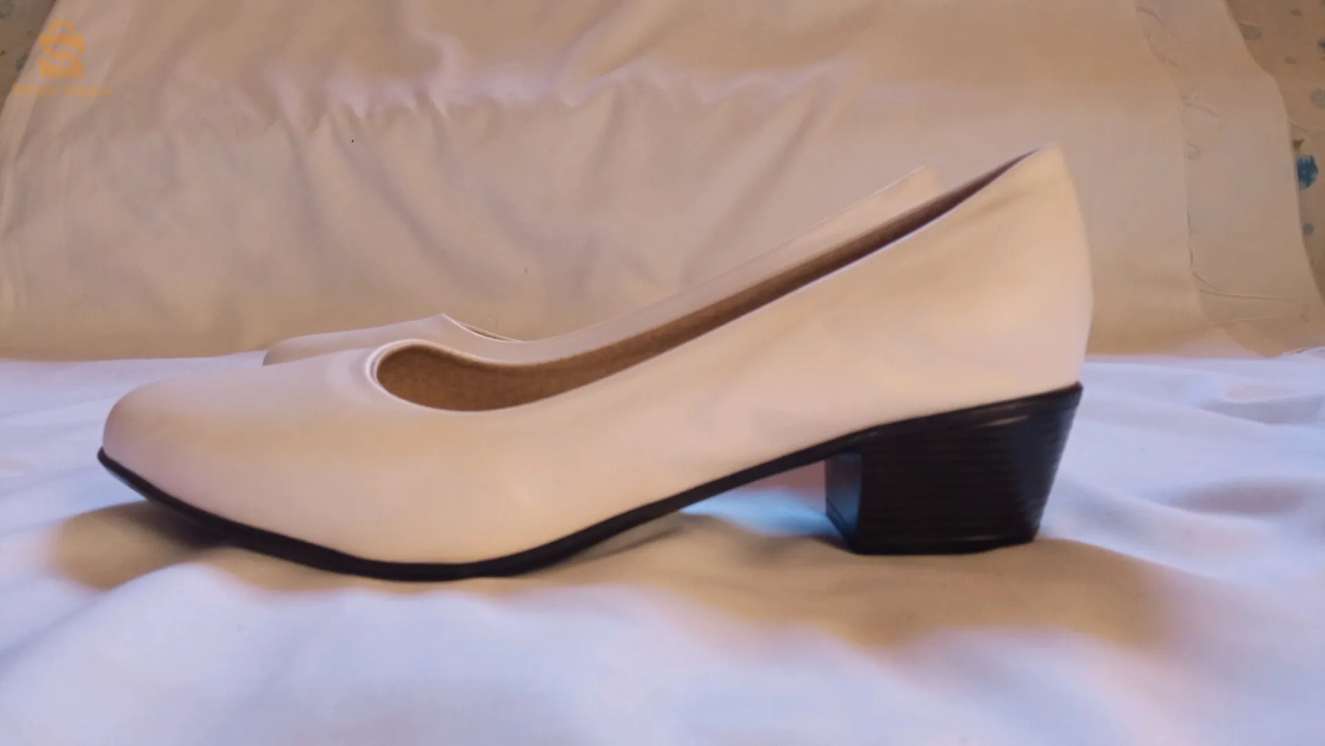 chaussure Blanche cuire de classe..mi_talons p39