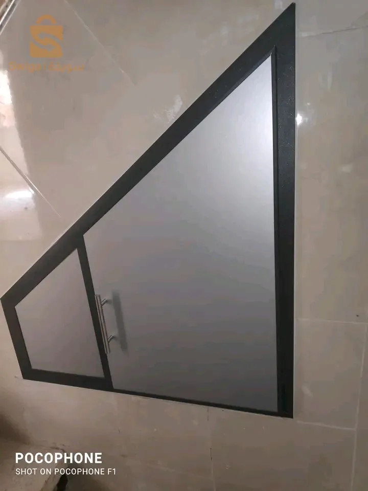 عامل نجارة لالمنيوم ومواد بلستيكي